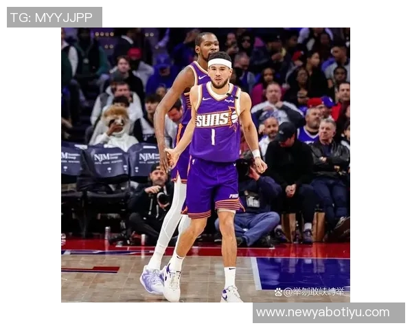 布克半场表现出色10投6中斩获15分并罚球全中助力球队稳定火力 布克半场表现出色10投6中斩获15分并罚球全中助力球队稳定火力