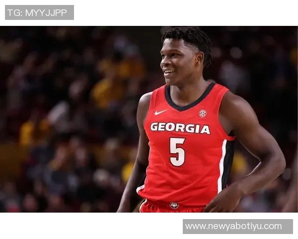 唐斯自豪于华子成就每次路过阿迪门店必停留欣赏他的海报